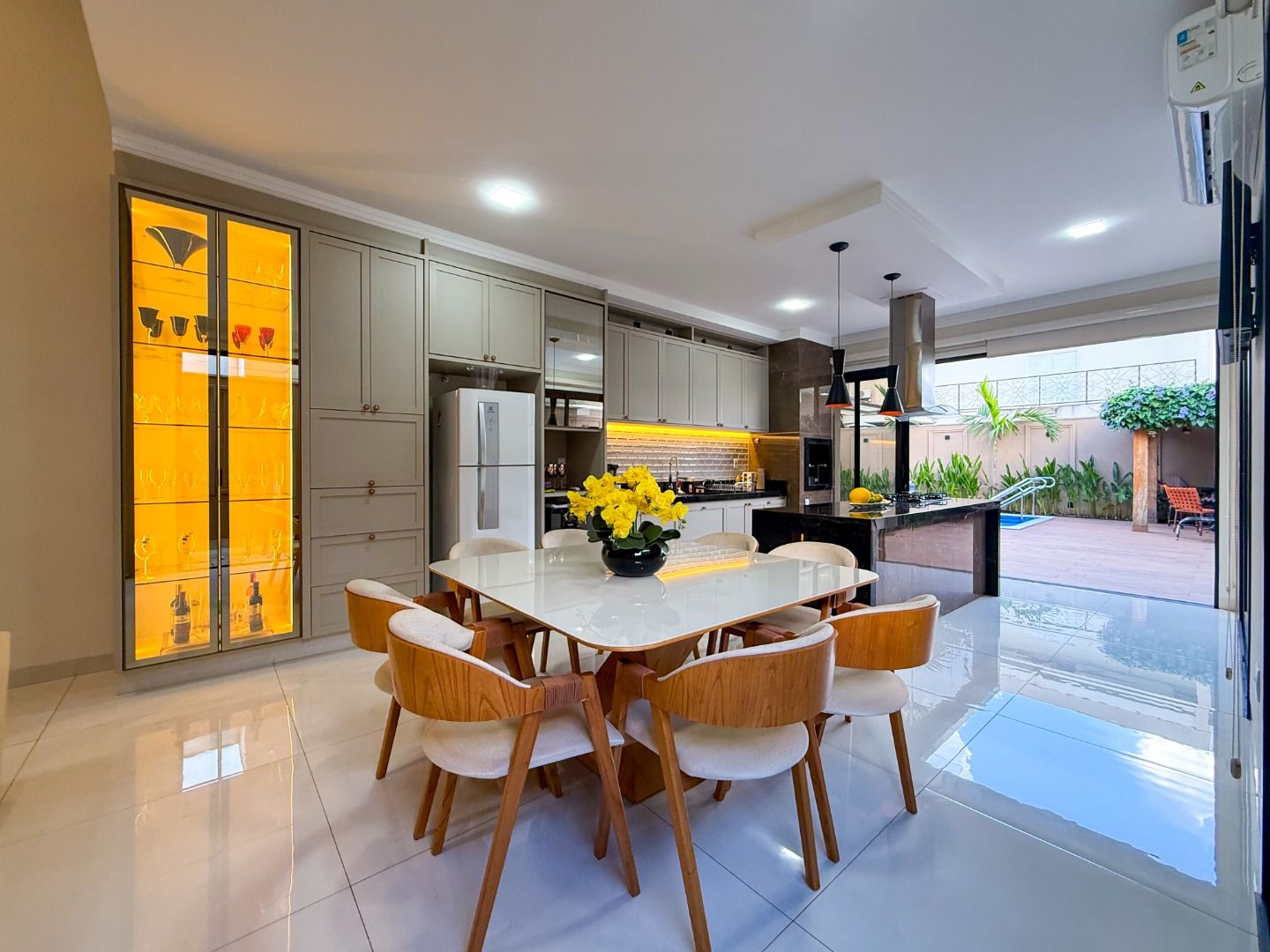 Casa térrea espetacular no Recanto do Lago - 3 dorms, climatizada, fotovoltaica e um quintal incrível - R$ 1.549.000,00