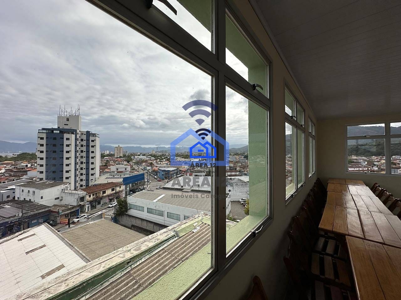 Apartamento à venda no Centro de Caraguatatuba, SP, com 2 dormitórios, sendo uma espaçosa