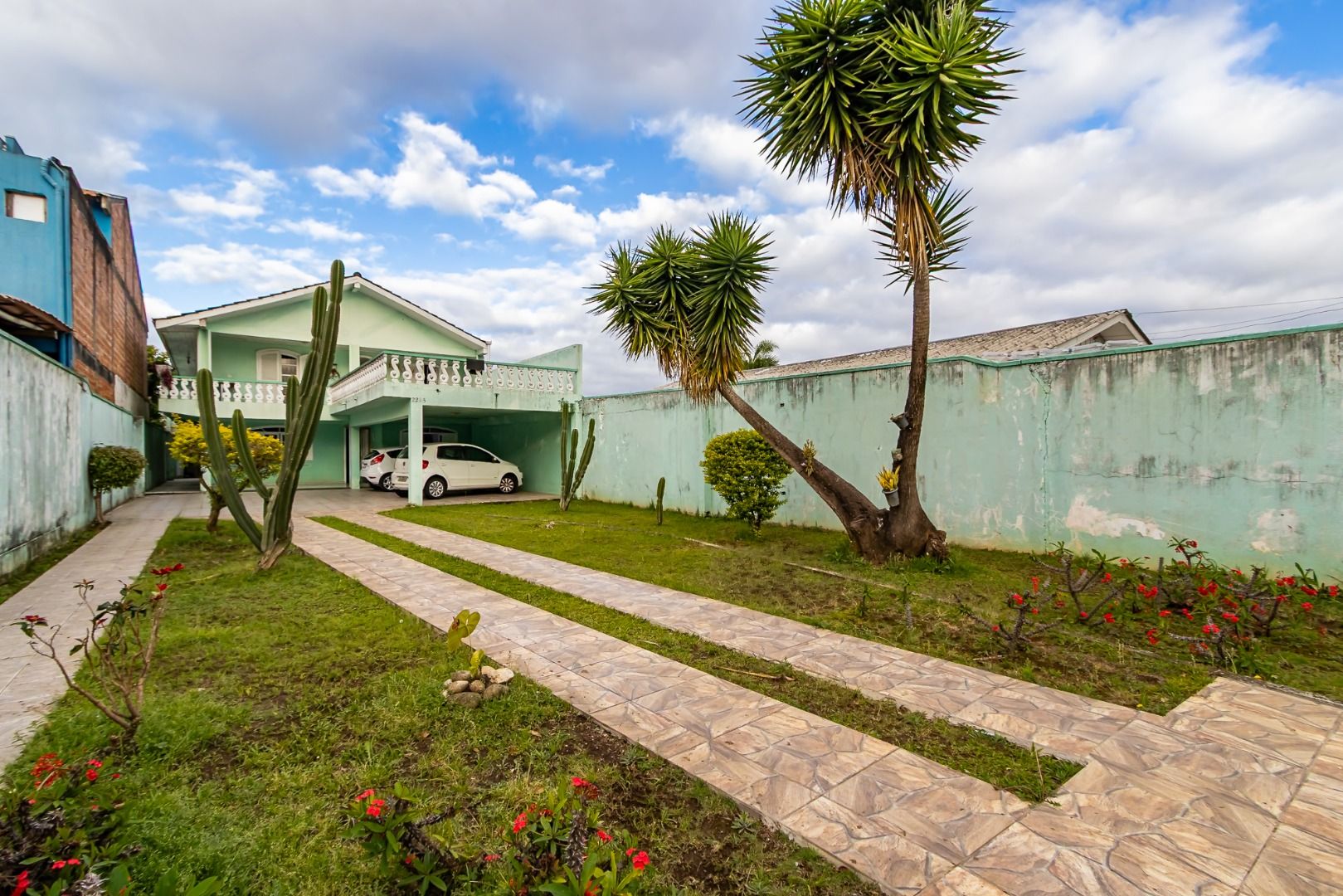 Sobrado de 440m² com amplo terreno à venda