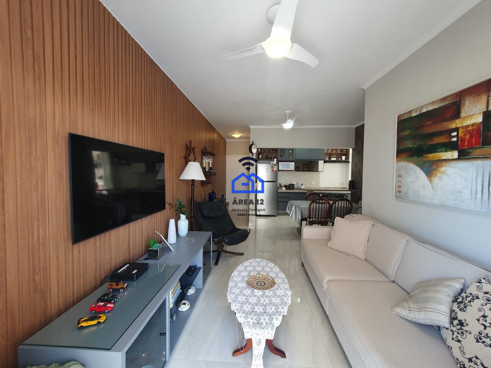 Apartamento com vista para o mar à venda no bairro Jardim Aruan em Caraguatatuba, SP - com 2 dormitórios, sendo 1 suíte, sacada e uma vaga de garagem